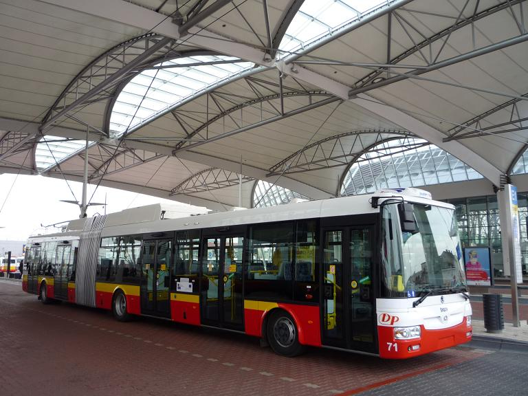Kloubový trolejbus stojící na Teminálu hromadné dopravy