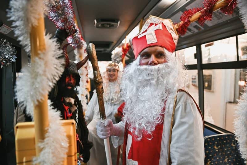 Mikuláš, čert a anděl v mikulášském trolejbusu