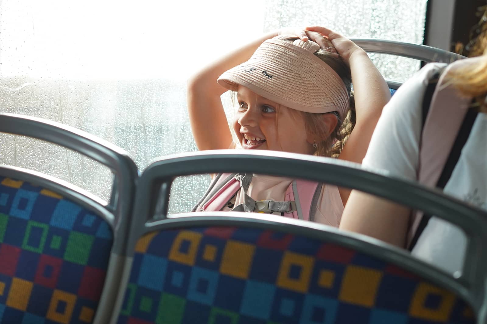 Holčička s maminkou v autobuse MHD