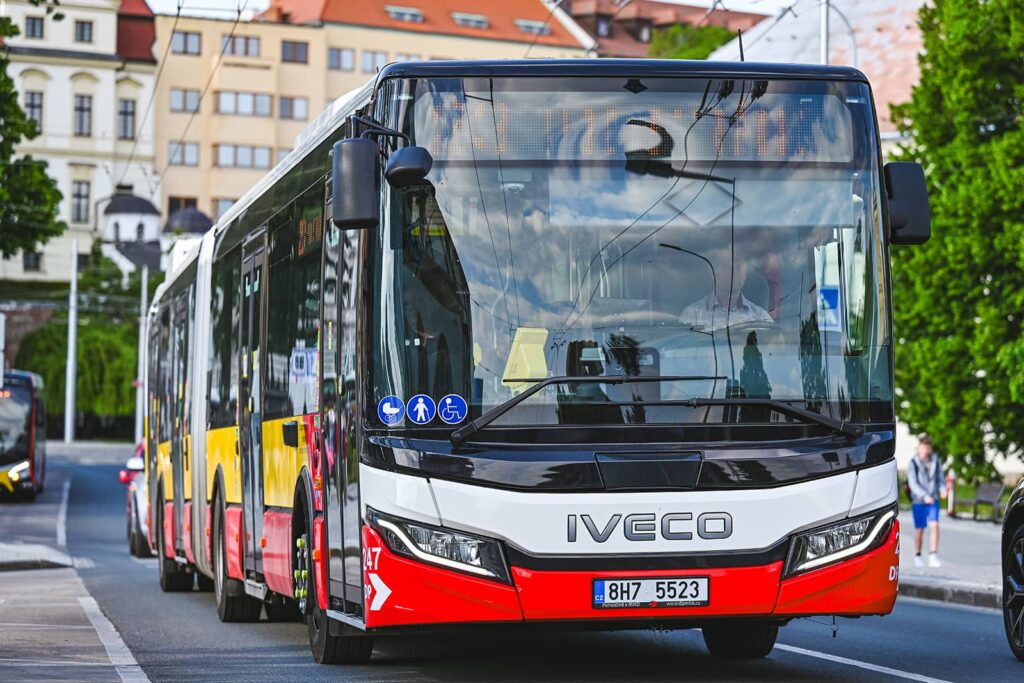 Front view of the articulated bus coming from the Zimní stadion stop