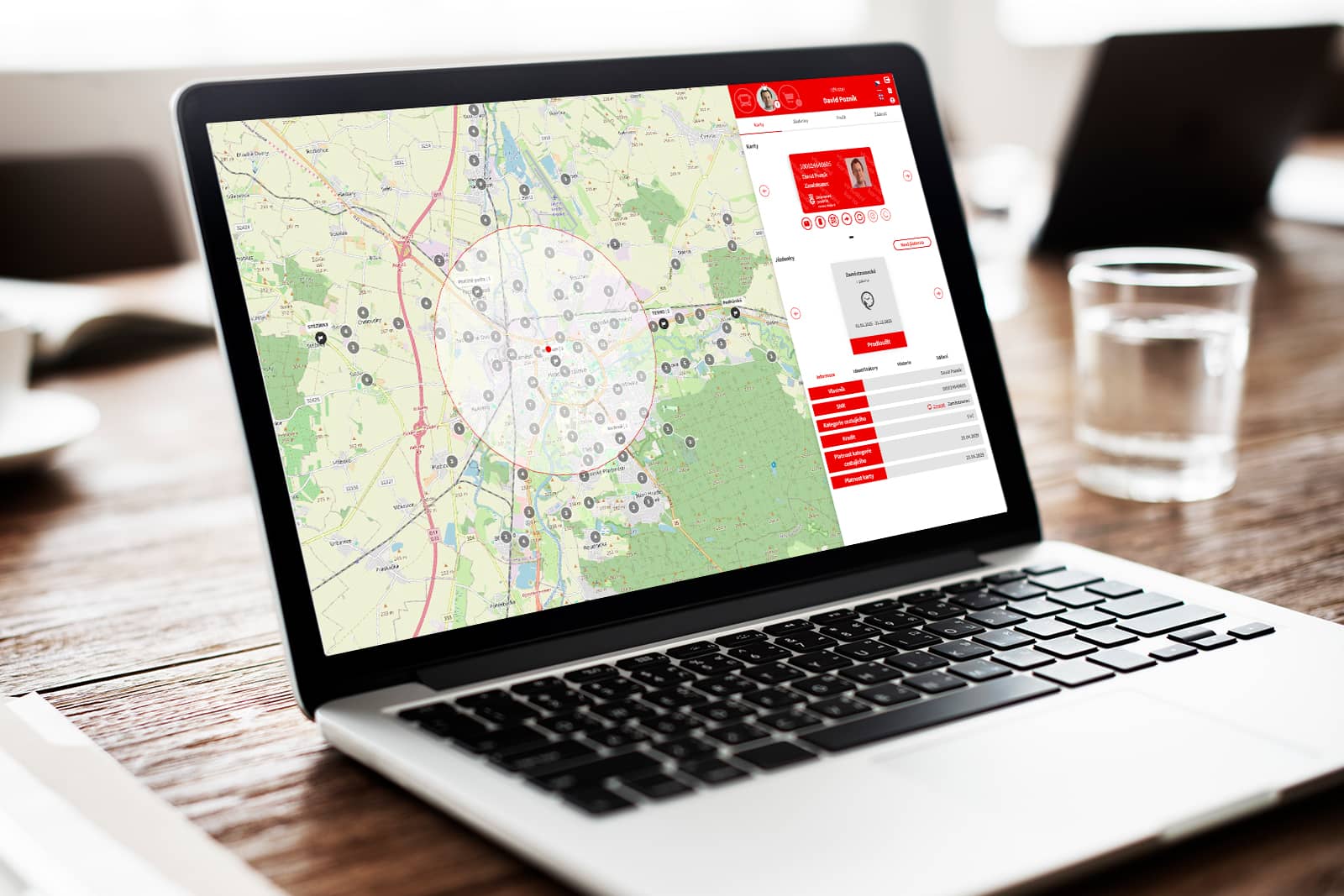 Notebook s otevřenou stránkou Klientské zóny DPMHK pro elektronický nákup jízdenek