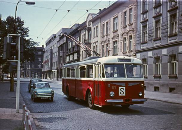 Historical photo of a trolleybus from the 1980s passing through the Adalbertinum stop