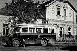 Historical photo of a Škoda bus in front of the U Čechů pub