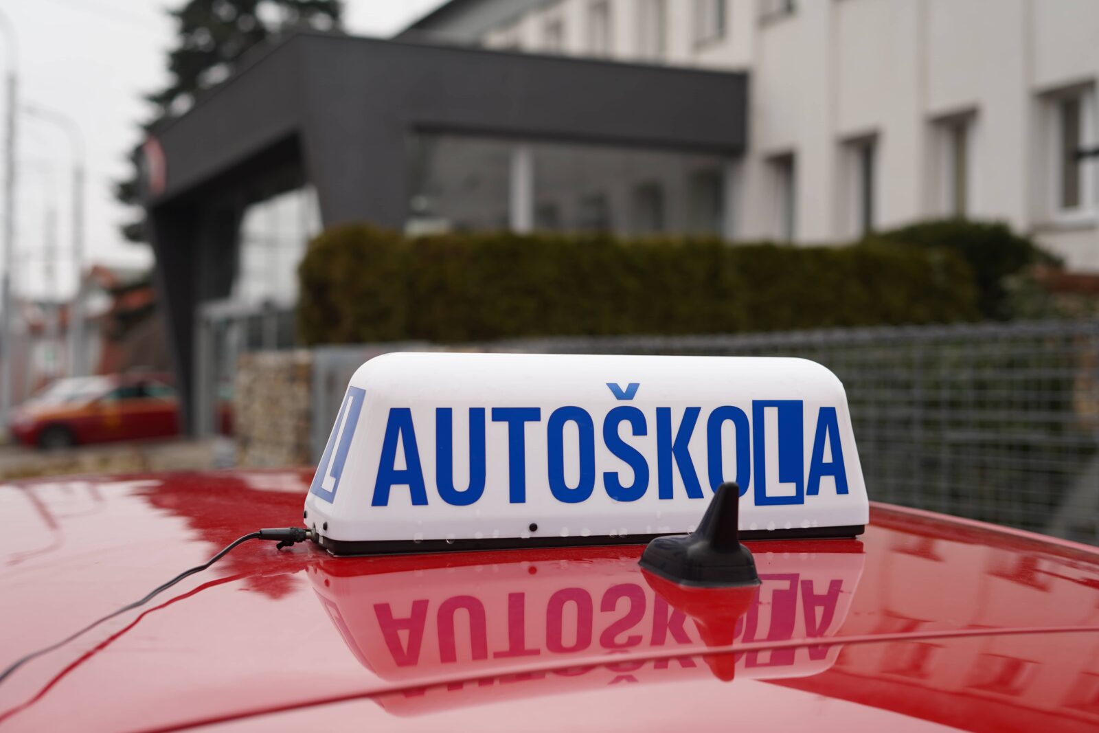 Střešní označník na vozidle autoškoly