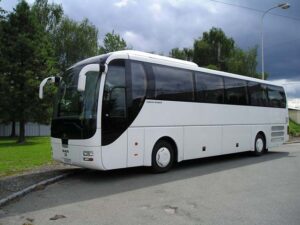 Autobus zájezdové dopravy zaparkovaný na parkovišti, přední pohled