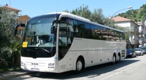 Autobus zájezdové dopravy zaparkovaný vedle silnice