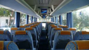 Pohled na sedačky v autobusu zájezdové dopravy