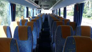 Pohled na sedačky v autobusu zájezdové dopravy