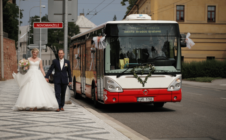 Pronajatý autobus MHD HK pro účel svatby v centru města