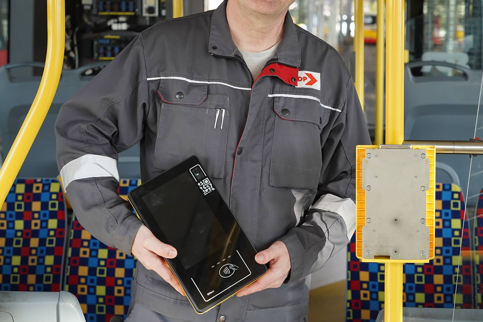 Elektromechanik v autobuse MHD se čtečkou odbavovacího systému