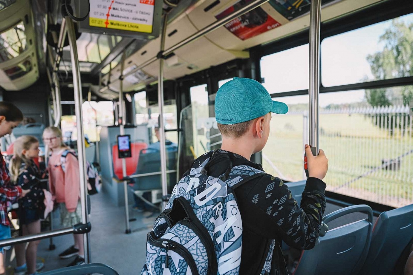 Školák v autobuse hromadné dopravy mířící do školy