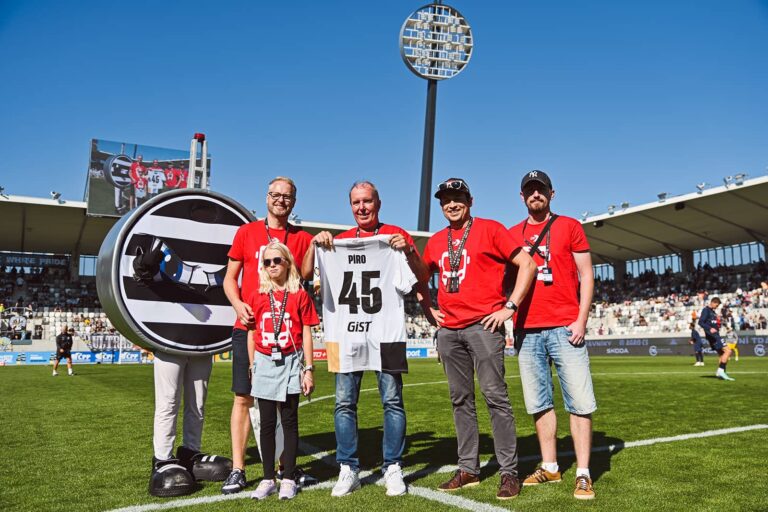 Zaměstnanci na trávníku Malšovické arény s oceněným zaměstnancem a držitelem čestného dresu s číslem 45 a jménem Píro