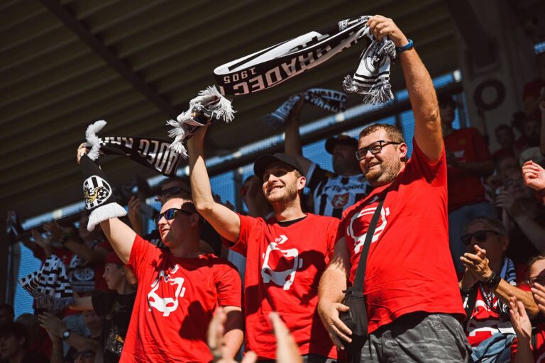 Zaměstnanci fandí na fotbalovém utkání hradeckého fotbalového týmu