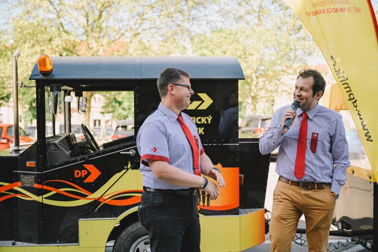 Vedoucí marketingové oddělení při slavnostním zahájení sezóny dětského vláčku