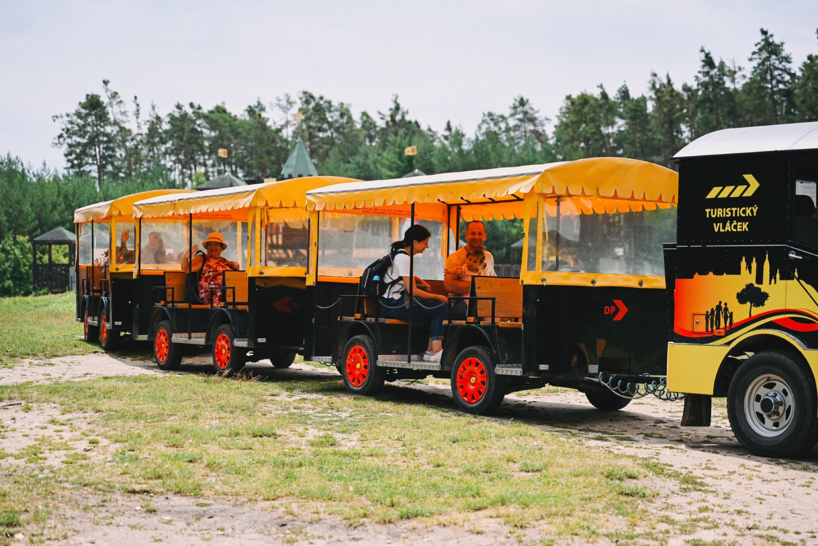Vagónky turistické vláčku, který projíždí okolo Rytířského hradiště