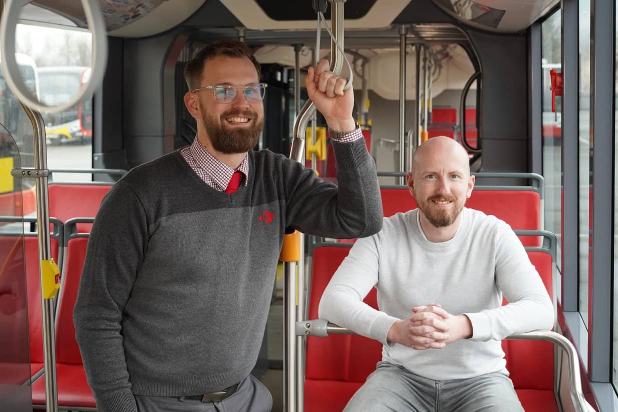 Dva zaměstnanci v autobuse mhd