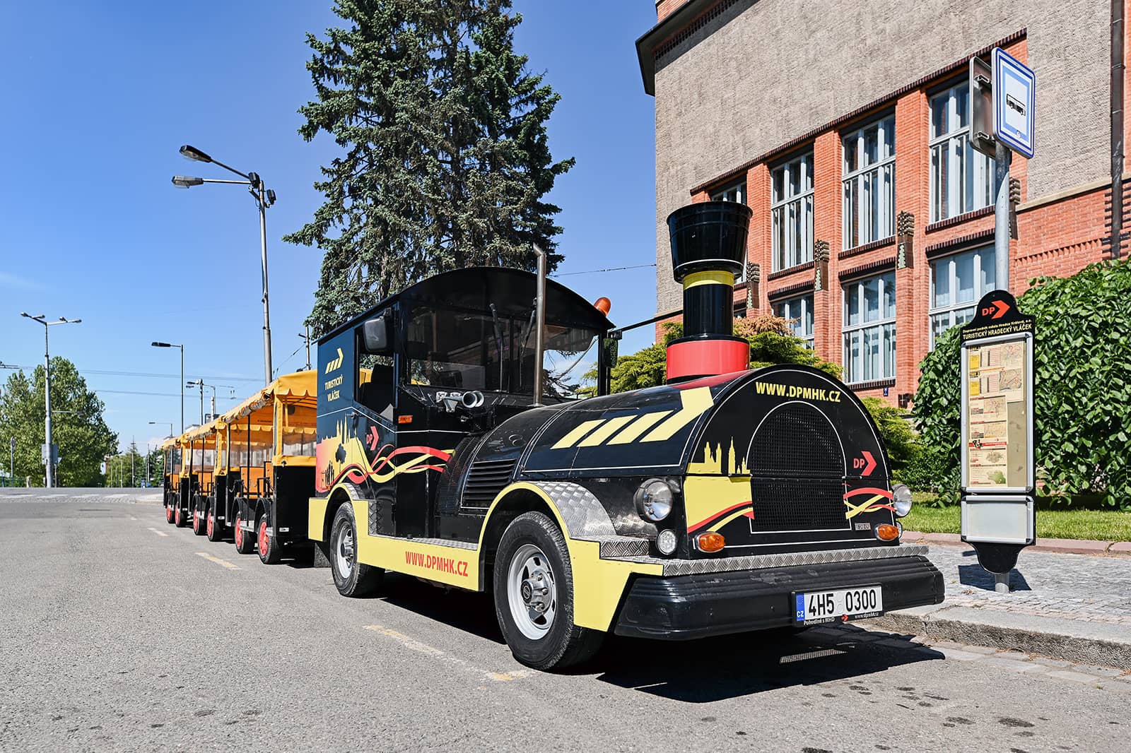 Turistický hradecký vláček stojí na své výchozí/konečné zastávce před Muzeem východních Čech