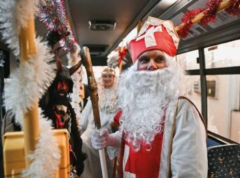 Mikuláš, čert a anděl v mikulášském trolejbusu