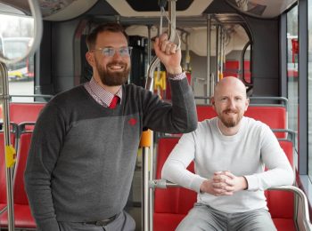 Dva zaměstnanci v autobuse mhd