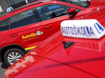 Fotografie auta autoškoly DPMHK