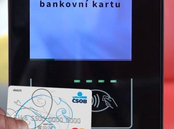 Přiložená bankovní karta k odbavovacímu systému v autobuse MHD HK, který zpracovává bankovní kartu.