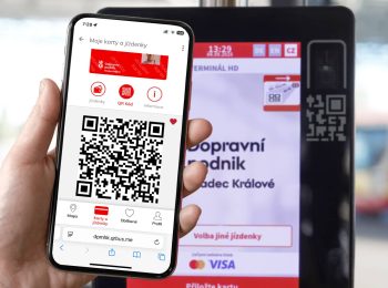 Mobilní telefon se stránkou Klientské zóny s QR kódem